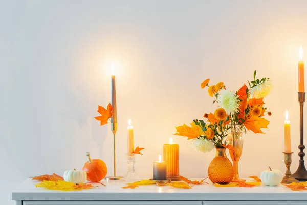 Όμορφη Φθινοπωρινή Διακόσμηση Σπιτιού Κεριά Που Καίγονται Στο Λευκό Εσωτερικό — Φωτογραφία Αρχείου