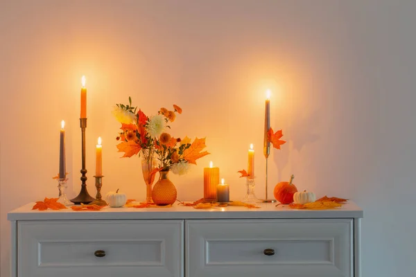 Piękny Jesienny Wystrój Domu Płonącymi Świecami Białym Wnętrzu — Zdjęcie stockowe