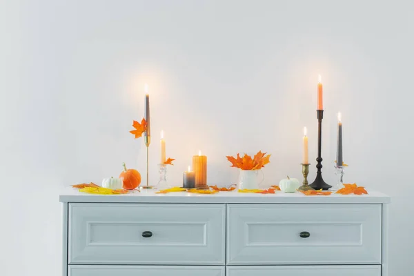 美丽的秋天的家装饰着燃烧的蜡烛在白色的内部 — 图库照片