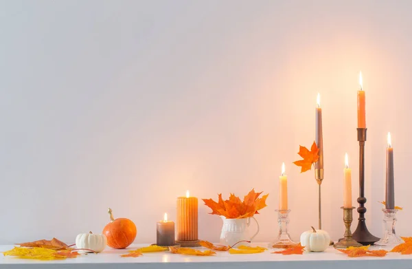美丽的秋天的家装饰着燃烧的蜡烛在白色的内部 — 图库照片