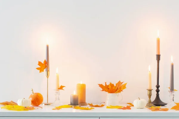 美しい秋の家の装飾白いインテリアに燃えるろうそく — ストック写真