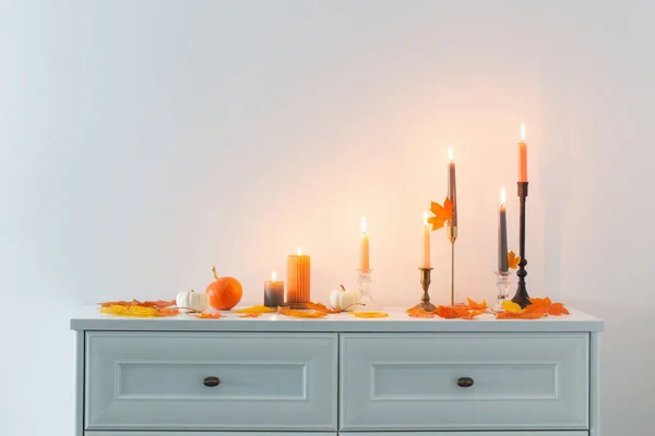 Krásný Podzimní Domácí Dekorace Hořícími Svíčkami Bílém Interiéru — Stock fotografie