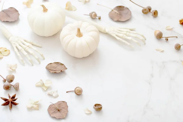 Zucche Bianche Halloween Con Arredamento Sfondo Marmo — Foto Stock