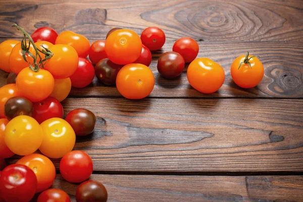 Vários Tomates Mesa Madeira Escura — Fotografia de Stock