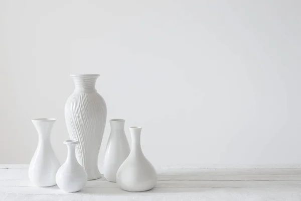 Vasos Brancos Cerâmicos Sobre Fundo Branco — Fotografia de Stock
