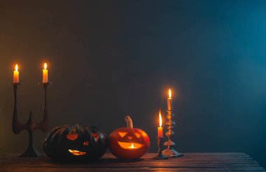Koyu arka plan üzerine mumlar yanan ile Halloween kabaklar