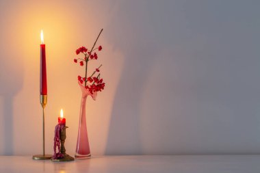 İçi beyaz mumlarla dolu pembe noel dekoru.