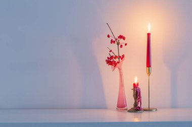 İçi beyaz mumlarla dolu pembe noel dekoru.