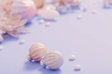 Mor arka planda altın Noel oyuncakları