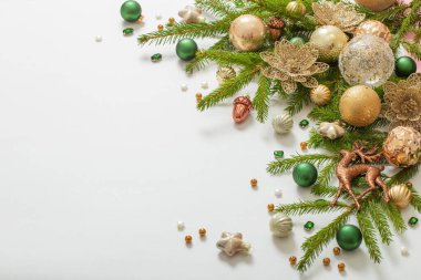 Beyaz arkaplanda altın ve yeşil noel süslemeleri
