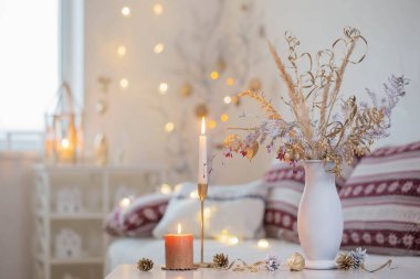 İçinde beyaz mumlar olan Noel evi dekorasyonları.