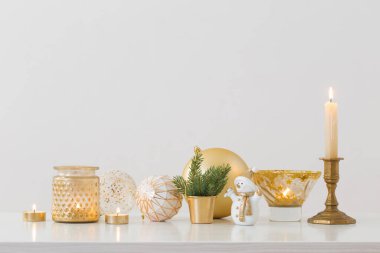 Küçük seramik kardan adam ile Noel süsleri