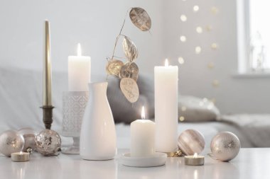 Evde mumlarla Noel süslemeleri.