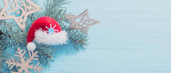 红色圣诞老人帽子在蓝色木背景 — 图库照片
