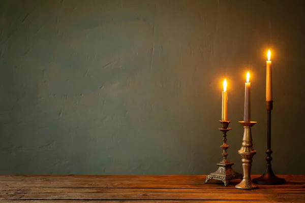 Brennende Kerzen Vintage Kerzenständern Auf Dunklem Hintergrund — Stockfoto