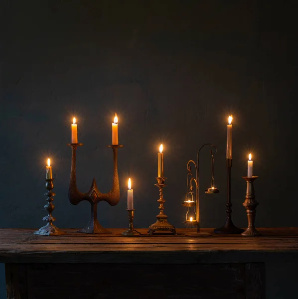 Velas Encendidas Candelabros Antiguos Sobre Fondo Oscuro — Foto de Stock