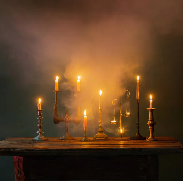 Velas Encendidas Candelabros Antiguos Sobre Fondo Oscuro — Foto de Stock