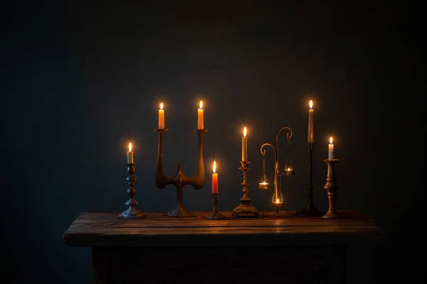 Палаючі Свічки Старовинних Свічниках Темному Фоні — стокове фото