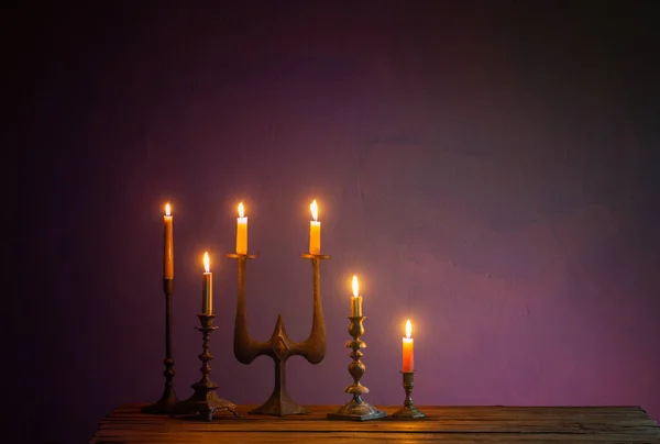 Hořící Svíčky Vinobraní Svícny Tmavém Pozadí — Stock fotografie