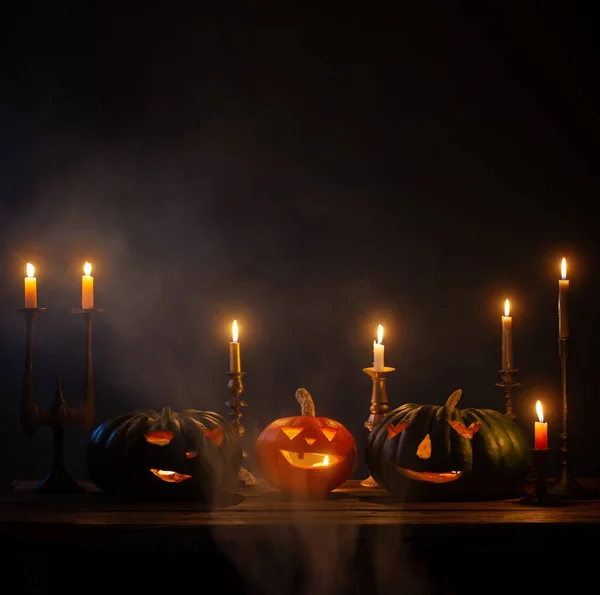 Halloweenpumpor Med Brinnande Ljus Mörk Bakgrund — Stockfoto