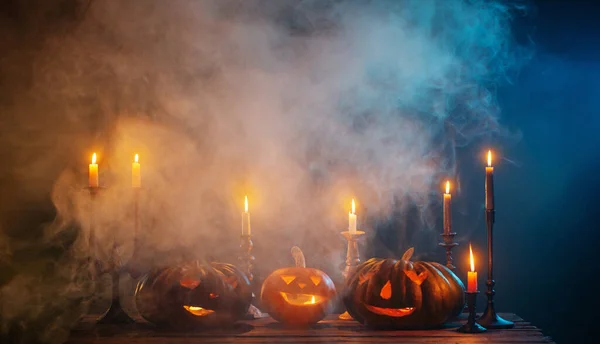 Calabazas Halloween Con Velas Encendidas Sobre Fondo Oscuro — Foto de Stock