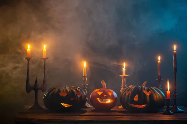 Halloween Kürbisse Mit Brennenden Kerzen Auf Dunklem Hintergrund — Stockfoto