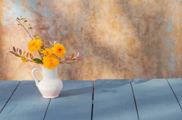 Χρυσάνθεμο Λουλούδια Κανάτα Φόντο Παλιό Τοίχο Στο Φως Του Ήλιου — Φωτογραφία Αρχείου