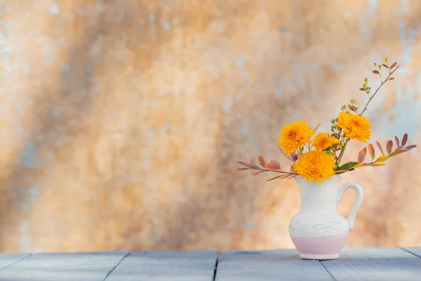 Crisantemo Fiori Brocca Sfondo Vecchia Parete Alla Luce Del Sole — Foto Stock