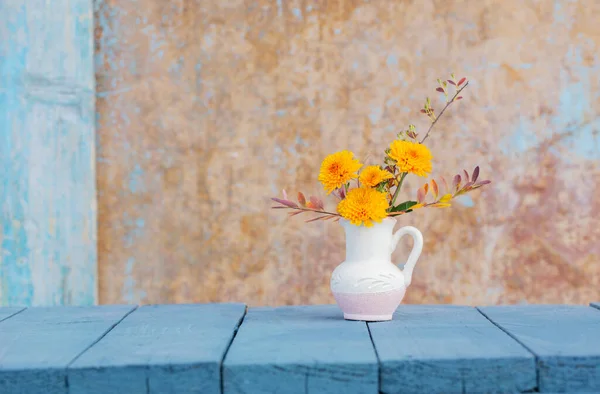 Chryzantéma Květiny Džbánu Pozadí Staré Zdi Slunci — Stock fotografie
