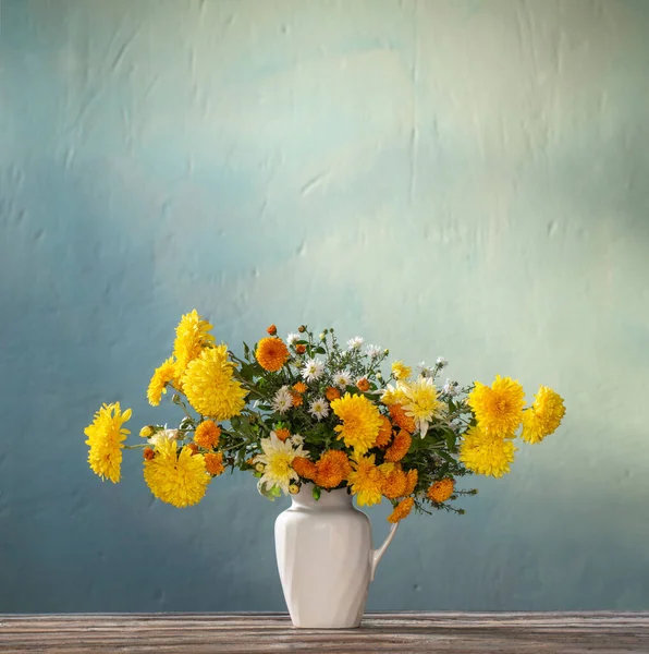 Gelbe Und Weiße Chrysanthemen Weißen Krug Auf Holztisch — Stockfoto