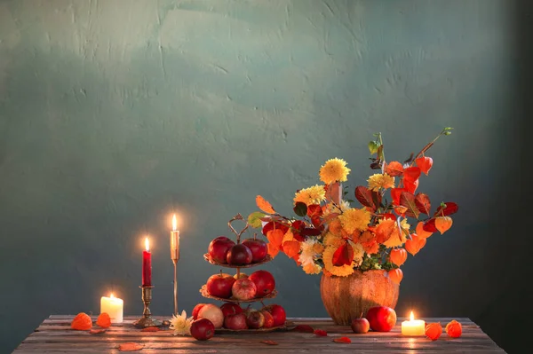 Όμορφο Φθινοπωρινό Μπουκέτο Ξύλινο Τραπέζι Σκούρο Τοίχο — Φωτογραφία Αρχείου