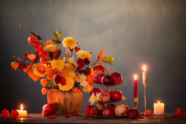 ダークウォールの木のテーブルの上の美しい秋の花束 — ストック写真