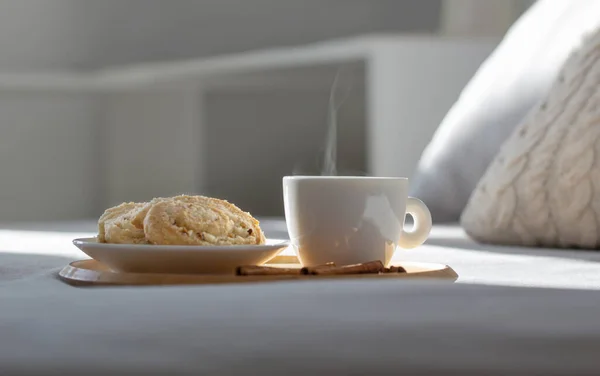Чашка Кофе Деревянной Дорожке Кровати Уютной Спальне — стоковое фото