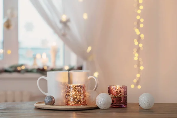 Dos Tazas Blancas Con Decoraciones Navidad Ventana Fondo —  Fotos de Stock