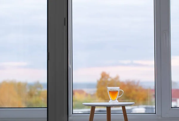 背景にあるお茶のカップ秋の風景 — ストック写真