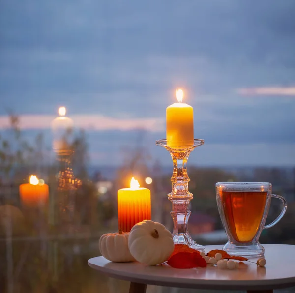 Стеклянная Чашка Чаем Горящими Свечами Заднем Окне Осенним Пейзажем — стоковое фото