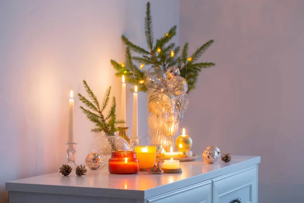 白い部屋でろうそくを燃やすクリスマスの装飾 — ストック写真