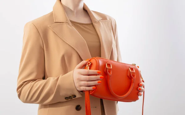 Kvinna Beige Jacka Med Orange Handväska Vit Bakgrund — Stockfoto