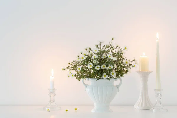 Weiße Blumen Weißer Keramikvase Mit Brennenden Kerzen Weißen Inneren — Stockfoto