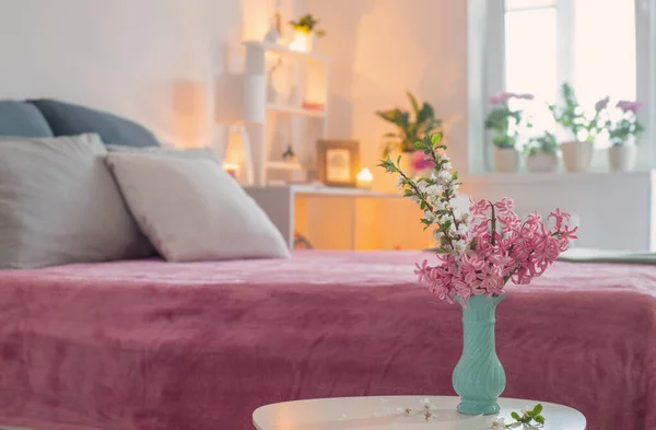 Рожевий Білий Інтер Спальні Весняними Квітами — стокове фото