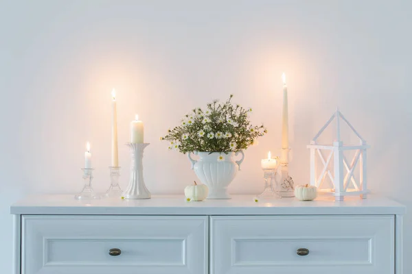 Bílé Květy Bílé Keramické Vázy Hořícími Svíčkami Bílém Interiéru — Stock fotografie