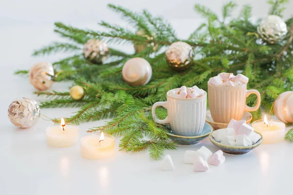 两杯咖啡 加棉花糖和圣诞节冷杉枝条 — 图库照片