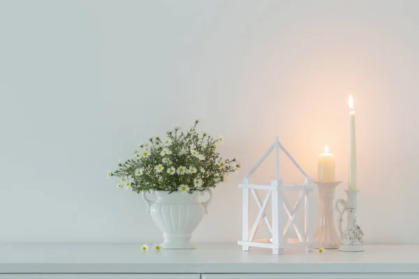 Λευκά Λουλούδια Λευκό Κεραμικό Βάζο Αναμμένα Κεριά Λευκό Εσωτερικό — Φωτογραφία Αρχείου
