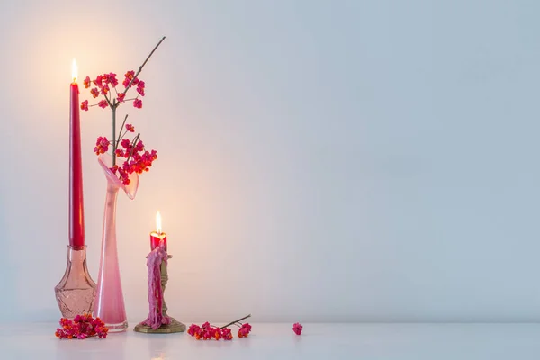 Rosafarbenes Weihnachtsdekor Mit Brennenden Kerzen Weißen Inneren — Stockfoto