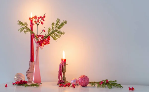 Rosa Jul Inredning Med Brinnande Ljus Vit Interiör — Stockfoto