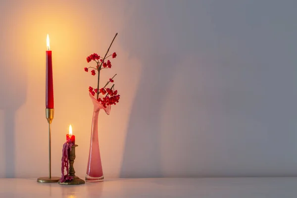 Decorazione Natale Rosa Con Candele Ardenti Interni Bianchi — Foto Stock