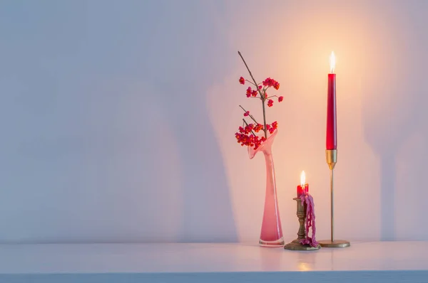 Ροζ Χριστουγεννιάτικη Διακόσμηση Αναμμένα Κεριά Λευκό Εσωτερικό — Φωτογραφία Αρχείου