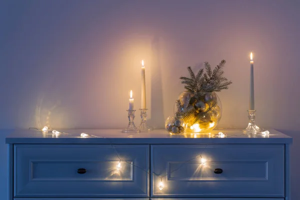 Kerstversiering Met Brandende Kaarsen Wit Interieur — Stockfoto