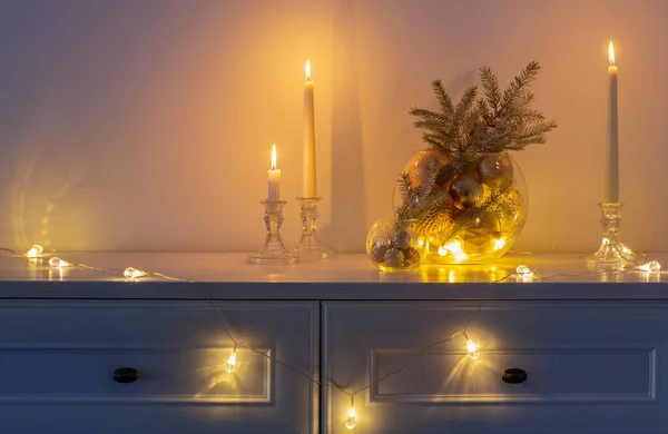 Jul Dekoration Med Brinnande Ljus Vit Interiör — Stockfoto