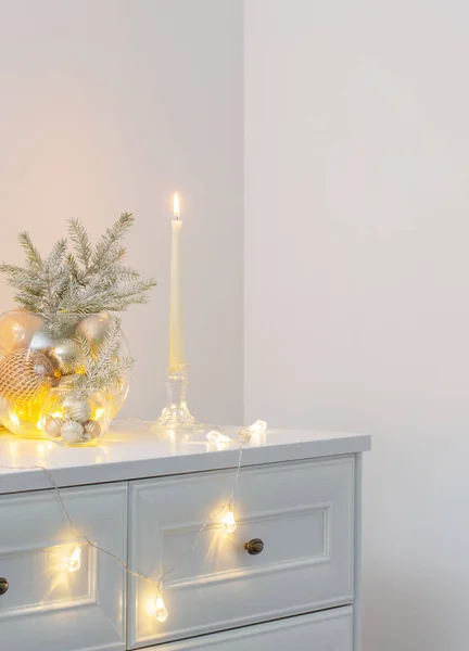 Beyaz Kısımlarında Yanan Mumlarla Noel Süslemesi — Stok fotoğraf